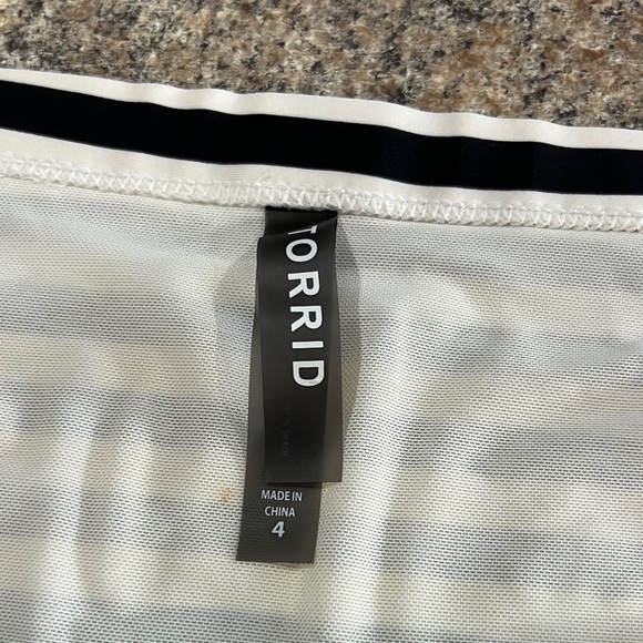 Torrid Black and White Striped Floral Swimsuit 5x top and 4x bottoms - Picture 5 of 13